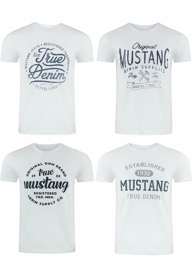 Vier witte T-shirts met korte mouwen met blauwe graphics. De tekst bevat "True Denim" en "Mustang", met variërende ontwerpen en indelingen.