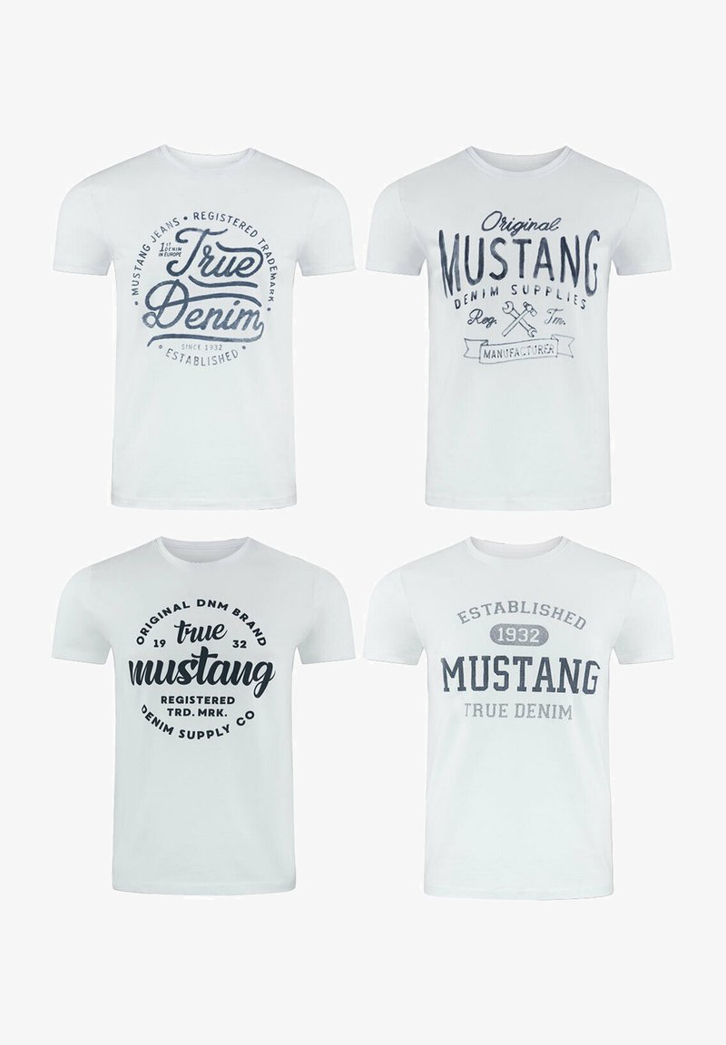 Vier witte T-shirts met korte mouwen met blauwe graphics. De tekst bevat "True Denim" en "Mustang", met variërende ontwerpen en indelingen.