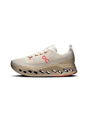 Helle beige Sportschuhe mit einer strukturierten Oberseite, roten Akzenten und einer innovativen Sohle mit Ausschnitten für Atmungsaktivität und Dämpfung.