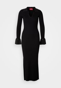 Vestido de malha canelada preto com decote em V, mangas longas, punhos godê e detalhes de tachas metálicas na gola e nos punhos.