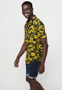 Koroshi SHORT SLEEVE - Ing - amarillo yellow