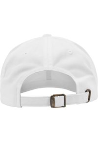 Hvid bomuldsbaseballcap med justerbar rem, der har en metalspænde og ventilationshuller på bagsiden. Enkel design med glat tekstur.