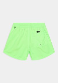 Bañadores de color verde neón con cintura elástica, un bolsillo trasero y costuras reforzadas. Tejido suave y ligero.