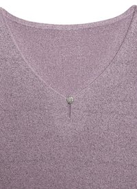 Hellviolette Strickware mit V-Ausschnitt und einem kleinen runden Strassknopf in der vorderen Mitte.