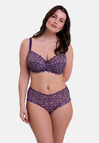 Brassière en dentelle violette et culotte assortie avec des motifs floraux, des bords festonnés et des bretelles réglables. Tissu doux et texturé.