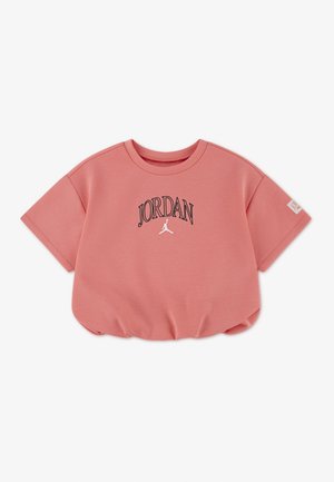 Ružičasti kratki Jordan duks s kratkim rukavima, s naboranim rubom, okruglim izrezom, crnim natpisom "JORDAN" i bijelim Jumpman logotipom na sredini prednjeg dijela.