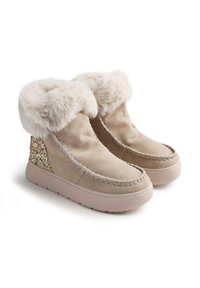 Botas de tobillo de ante beige con un puño de pelaje suave, costura decorativa y un toque dorado brillante en el lateral; suela de goma ligera.