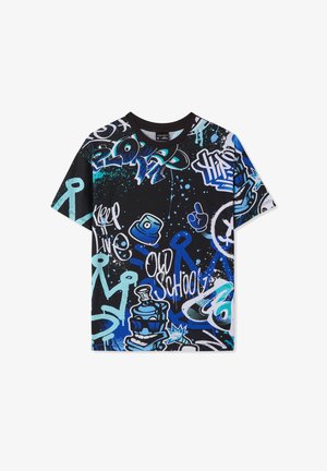 Czarny t-shirt z krótkim rękawem, zdobiony wielokolorowymi wzorami w stylu graffiti, obejmującymi niebieskie, białe i zielone akcenty, z okrągłym dekoltem.