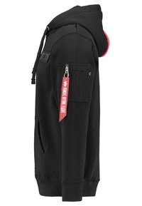 Zwarte hoodie met een geclassificeerde zak op de bovenarm, rode binnenvoering, trekkoorden en een label met de tekst "VERWIJDER VOORDAT U VLIJT."