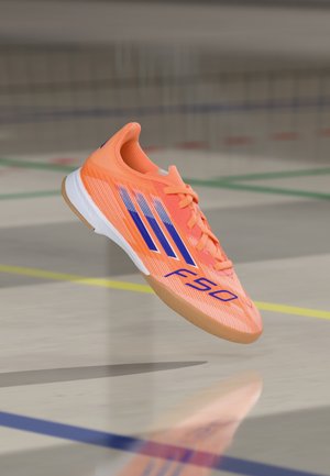 adidas Performance F50 LEAGUE INDOOR KIDS UNISEX - Indendørsfodboldstøvler - beam orange/lucid blue/footwear white