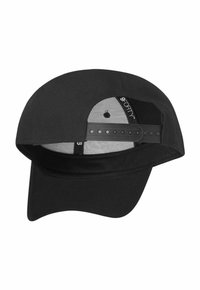 Casquette noire avec un visière courbée, fabriquée en tissu. Présente une doublure en maille et une fermeture ajustable à l'arrière. L'étiquette de la marque est visible sur le côté.