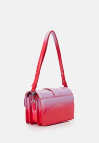Röd patentläderaxelväska med rektangulär form, försedd med en platt lock, justerbar rem och sydda detaljer på framsidan.