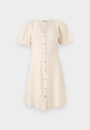 Lys beige kjole med V-hals, korte pufferm og vid fløyelskjørt. Har frontknapper og et mykt, teksturert stoff.