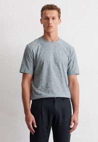 Grijze gestreepte katoenen t-shirt met een ronde halslijn en korte mouwen, gecombineerd met donkere broeken. Eenvoudig ontwerp, regular fit en zachte textuur.