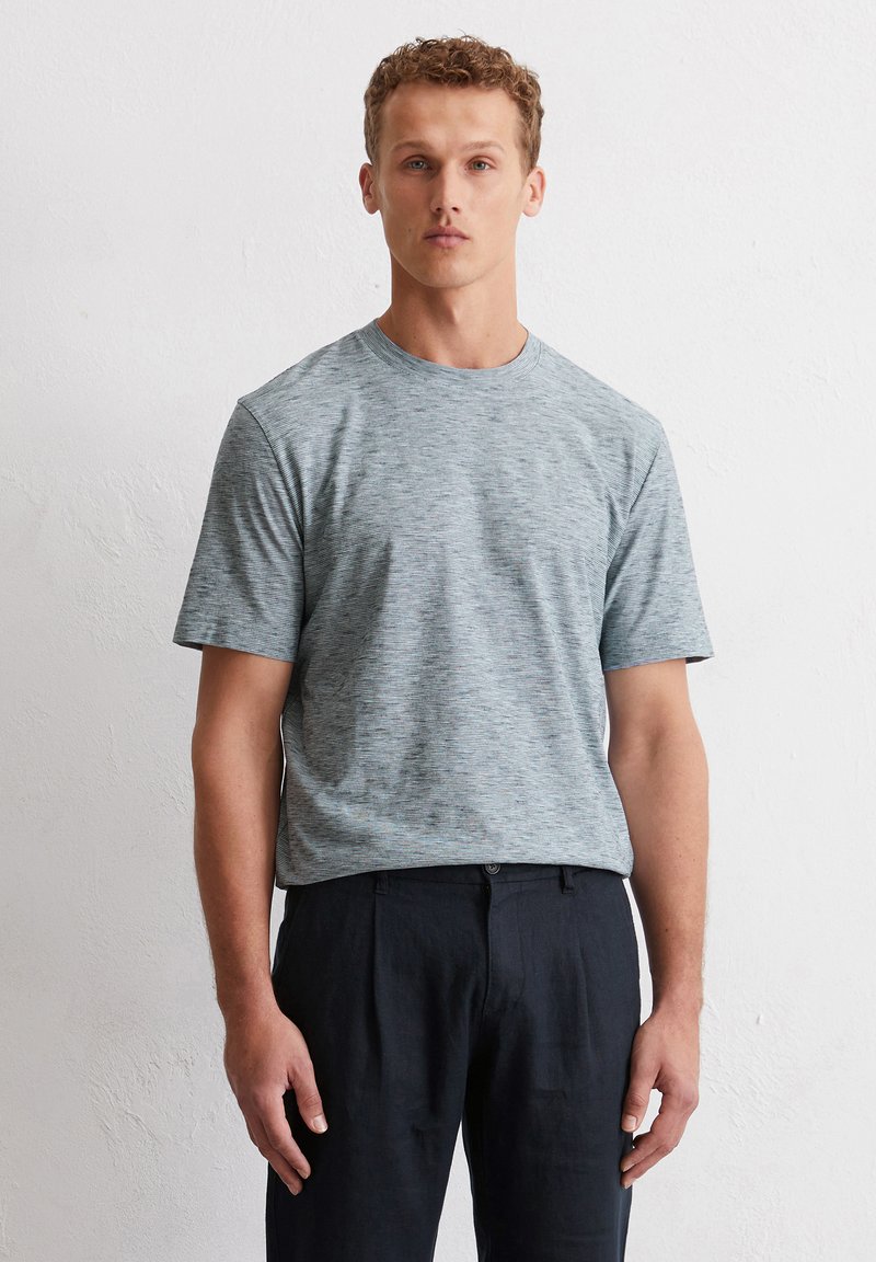 Grijze gestreepte katoenen t-shirt met een ronde halslijn en korte mouwen, gecombineerd met donkere broeken. Eenvoudig ontwerp, regular fit en zachte textuur.