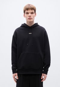 Μαύρο φούτερ με κουκούλα, διαθέτει τσέπη καγκουρό, ριμπ μανσέτες, άνετη εφαρμογή και μικρό χρυσό λογότυπο "BOSS" στο στήθος.