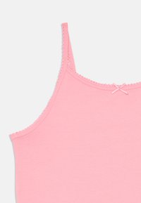 Rosa tanktop laget av mykt stoff, med justerbare stropper, delikat blondekant, og en liten sløyfe på baksiden.