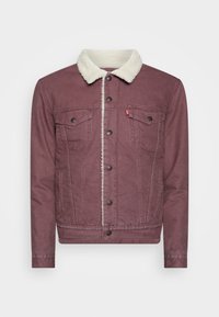 Burgundy denimjacka med en vit, lurvig krage, knappstängning fram, två bröstfickor och sidfickor. Mjuk textur och klassisk design.