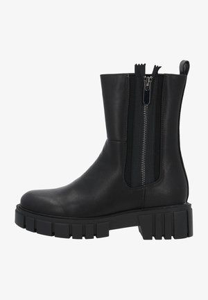 Zwarte leren enkelboot met een chunky zool, voorzien van dubbele ritsen aan beide zijden en ribbel-elastische panelen. Glad textuur en modern ontwerp.