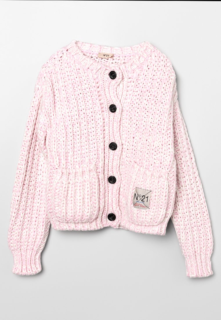Cardigan in maglia grosso di colore rosa pallido con sei bottoni neri, due tasche frontali e una piccola patch con logo sulla tasca sinistra. Polsini a coste.