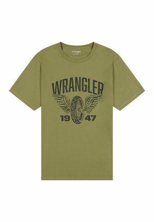 Oliwkowa bawełniana koszulka z krótkim rękawem, z czarnym graficznym wzorem, w tym napisem "WRANGLER" oraz "1947" pod skrzydłami.