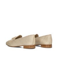 Beige geweven loafers met een platte houten hak en decoratieve franjes. Heeft een gestructureerde afwerking over de gehele schoen.