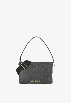 Sac d'épaule noir Valentino avec motif récurrent du logo, garnitures dorées, bandoulière large amovible et une poignée fine en cuir.