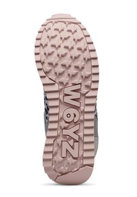 Sneaker-Sohle mit einem rosa Gummiboden, der Sternmuster und robusten Grip bietet. Zeigt den eingeprägten Text "W6YZ" prominent.