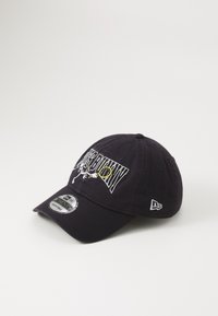 Fekete pamut baseball sapka ívelt karimával. Hímzett grafikai tervezéssel és logóval rendelkezik. Puha textúrájú, hátul állítható pánttal.