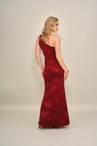bordeauxrode, nauwsluitende, een-schouder jurk met bloemmotieven, tot op de vloer reikend, zachte textuur, met een zijrits en een gladde afwerking.