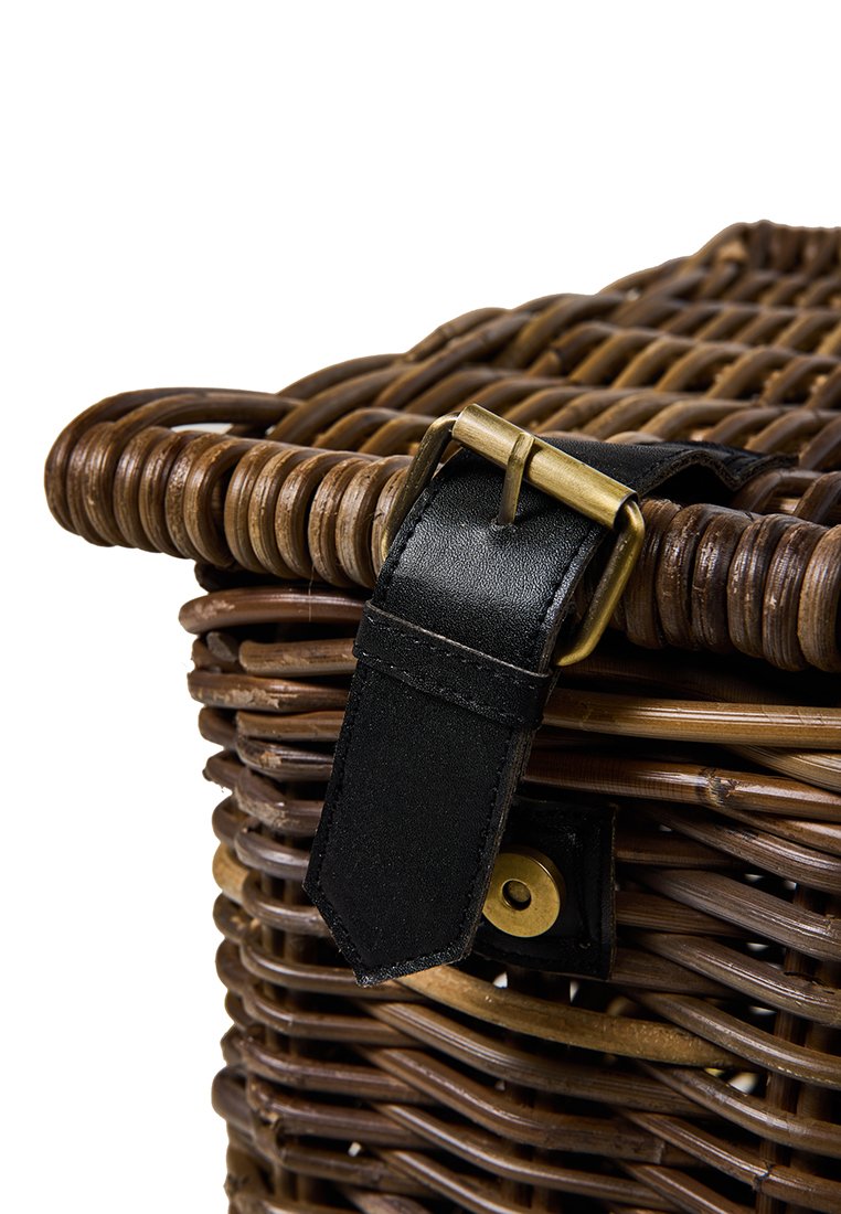 Geflochtener Korb in Braun mit einem schwarzen Ledergriff und einer Messingschnalle. Verfügt über eine rechteckige Form und eine strukturierte Oberfläche.