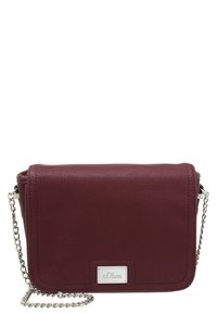 Bordeaux crossbody taske lavet af kunstlæder; rektangulær form med klaplukning, sølv kædetræk og mærket metal tag.