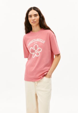 T-shirt en coton rose avec un motif floral blanc et le texte "ARMEDANGELS". Coupe décontractée avec des manches courtes et un col rond.
