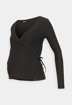 Czarny prążkowany ciążowy top z długim rękawem i kopertowym zapięciem po boku, z dekoltem w kształcie litery V, prezentowany na jednolitym jasnym tle.