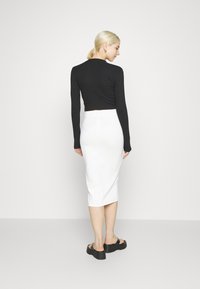 WAL G. TORTOISE BUTTON SKIRT - Saia lápis - white