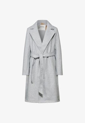 Abrigo de mezcla de lana gris claro con amplios solapas, mangas largas y un cinturón de la misma tela que se anuda en la cintura. Tiene un corte recto y bolsillos laterales.
