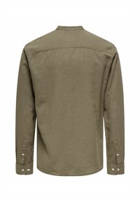 Camicia a maniche lunghe di un verde oliva scuro, realizzata in tessuto testurizzato. Presenta un colletto classico, polsini con bottone e una bordatura dritta sul retro.