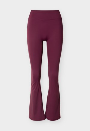 Κολάν καμπάνα υψηλής μέσης σε χρώμα δαμάσκηνου με λεία, χωρίς ραφές σχεδίαση, παρουσιασμένα σε λευκό φόντο.