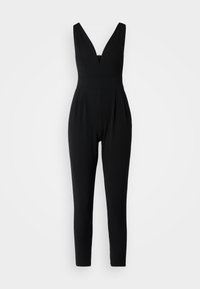 Bezramionowy czarny kombinezon z głębokim dekoltem w kształcie V, dopasowanym w talii i zwężanymi nogawkami, zaprezentowany na jednolitym jasnym tle.