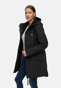 Črna izolirana jakna s kapuco, opremljena s flis podlogo, z zadrgo in zaponkami v žepih ter teksturirano zunanjostjo za toploto in udobje.