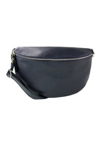 Zwarte leren schoudertas met een afgeronde vorm, textuurovervlak, zilverkleurige ritssluiting en een verstelbare riem.