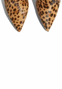 Puntige schoenen in tan dierenprint met bruine vlekken. Gemaakt van zacht materiaal, met een slank ontwerp en een gladde textuur.