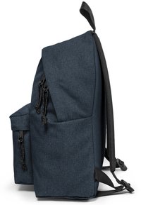 Mochila de tela azul oscuro con correas de hombro acolchadas, un bolsillo lateral y cierres de cordón, que presenta un material texturizado y duradero.