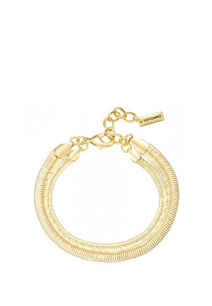 Pulsera de cadena en capas tono dorado con cierre de langosta y una pequeña etiqueta rectangular grabada con "YOKOAMii".