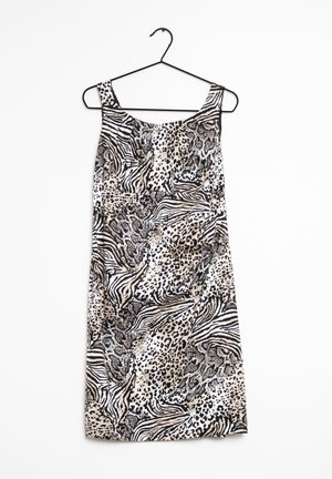 Robe sans manches sur un cintre, présentant un motif animalier monochrome avec des motifs de zèbre et de léopard. Fabriquée en tissu lisse.