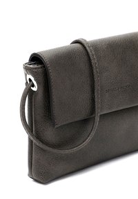 Sac à main en cuir gris au design épuré, avec un rabat supérieur plié, une poignée circulaire et des détails de texture subtils.