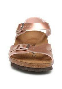Sandal in rosa oro con due cinturini metallici regolabili, insezione in sughero e suola in gomma marrone con texture.