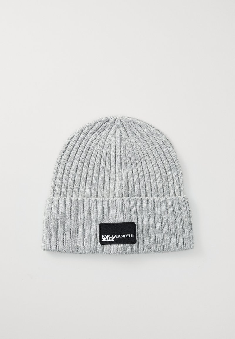Szara dzianinowa czapka z pionowym prążkowanym wzorem i podwiniętym mankietem. Posiada czarną metkę z białym napisem "KARL LAGERFELD JEANS."