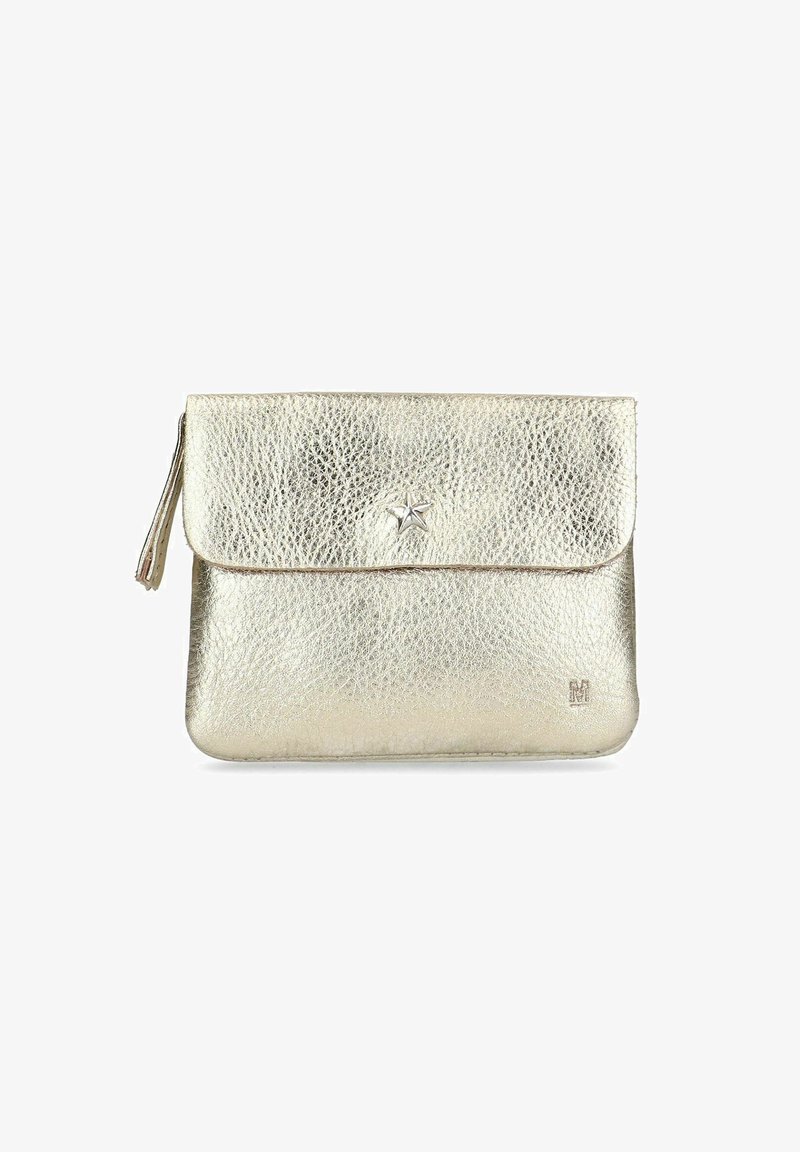 Pochette en cuir doré métallique avec une surface texturée, fermeture à rabat, détail étoile à l'avant et un petit logo embossé dans le coin.