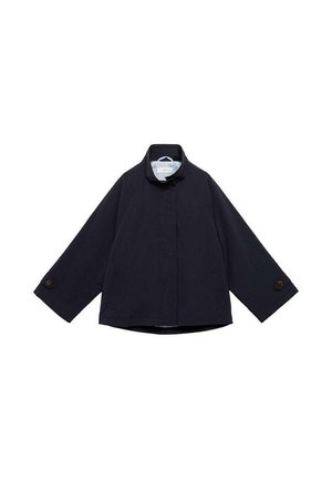 Temno modra, lahka jakna z visokim ovratnikom, širokimi rokavi in rjavimi gumbi na manšeta; ima preprost, čist dizajn.